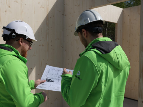 Budowa domów modułowych z drewna CLT vs tradycyjne budownictwo murowane – porównanie technologii